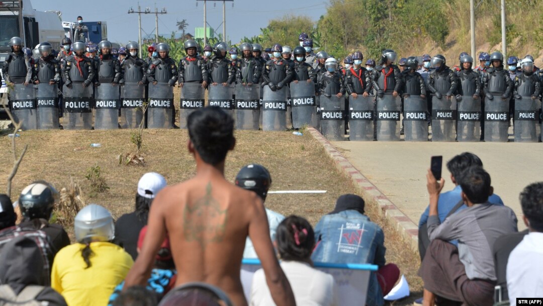 Polisi anti huru-hara berjaga saat terjadinya demo anti-kudeta di Naypyidaw, Myanmar.