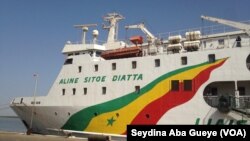 Le navire "Aline Sitoé Diatta" au port arrive au port de Ziguinchor le 07 février en provenance de Dakar, le 21 février 2018. (VOA/Seydina Aba Gueye)