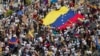 Aksi unjuk rasa di Maracaibo, Venezuela, dengan membawa bendera nasional Venezuela, memprotes hasil pemilu yang memberikan masa jabatan ketiga kepada Presiden Venezuela Nicolas Maduro, 30 Juli 2024. (Isaac Urrutia/REUTERS)