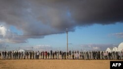 Para imigran Afrika di fasilitas penahanan Holot yang terisolasi di Gurun Negev, Israel selatan (foto: dok). 