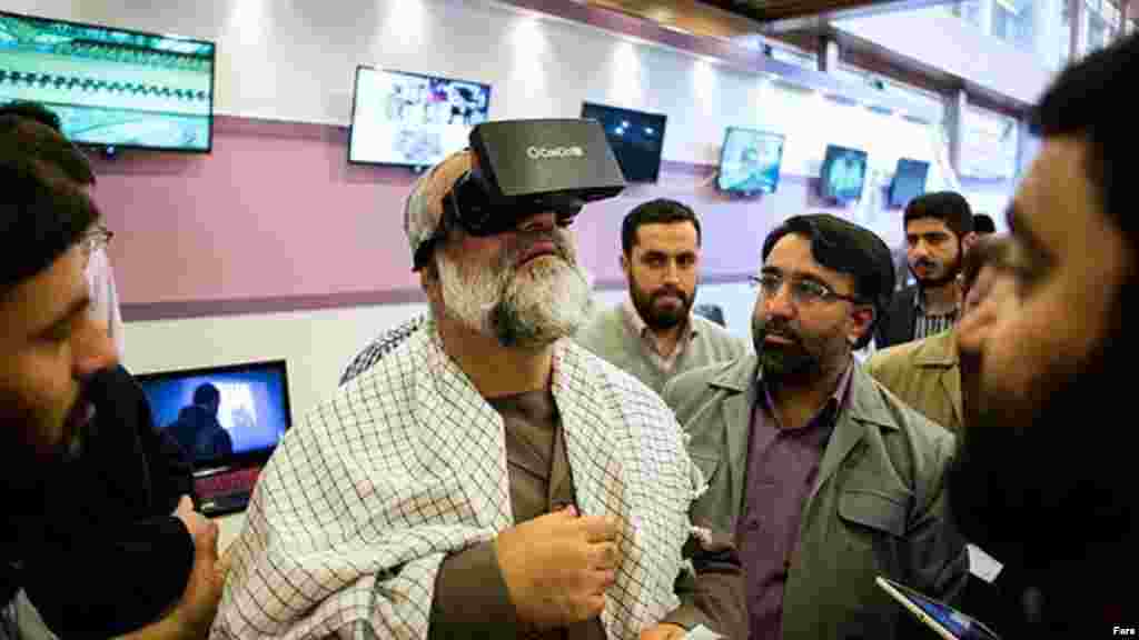 محمدرضا نقدی، رئیس بسیج ایران در سومین نمایشگاه رسانه‌های دیجیتال انقلاب اسلامی در تهران. عکس: محسن عطایی، فارس