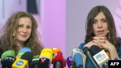 Two members of Russian punk group Pussy Riot, Maria Alyokhina, left, and Nadezhda Tolokonnikova address news conference, Moscow, Dec. 27, 2013.