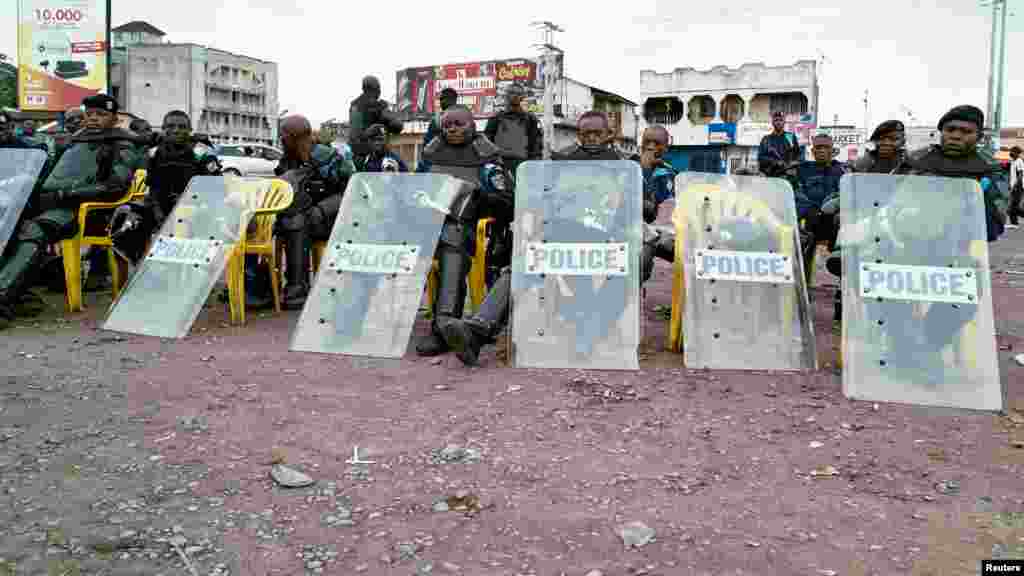 Les policiers prennent une pause, après la manifestation à Kinshasa, le 19 septembre 2016.