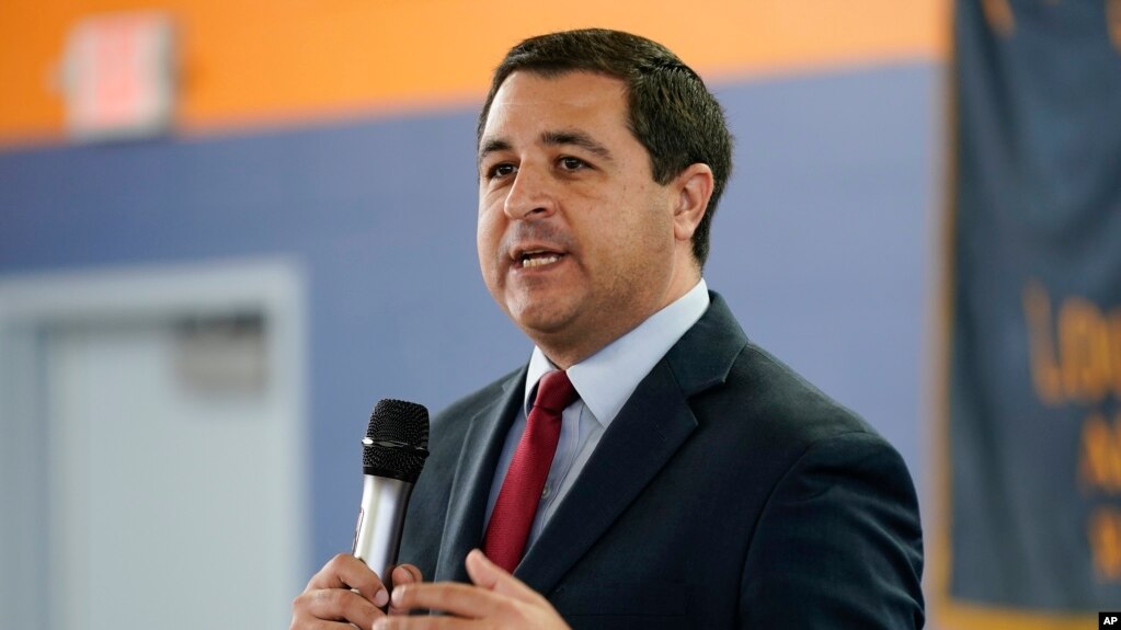 ARCHIVO - El procurador general de Wisconsin, Josh Kaul, habla en un evento de campaña el 27 de octubre de 2022, en Milwaukee. 