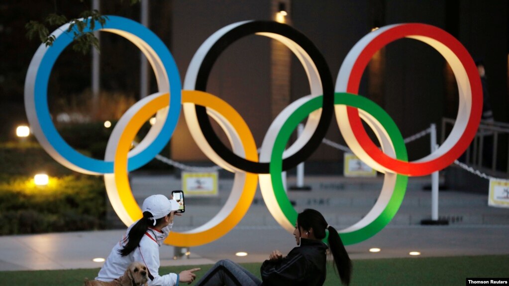 Biểu tượng Olympic tại Sân vận động Quốc gia ở Tokyo.