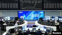 2026년 4월 17일, 독일 프랑크푸르트 증권거래소에 독일 주가지수인 DAX 지수 그래프가 화면에 나타나 있다.