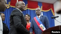 Le nouveau président Jovenel Moise sert la main du président du Parlement Youri Latortue à Port-au-Prince, le 7 février 2017.