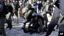 La police israélienne arrête des manifestants palestiniens lors d'affrontements à Jérusalem, le 8 décembre 2017.