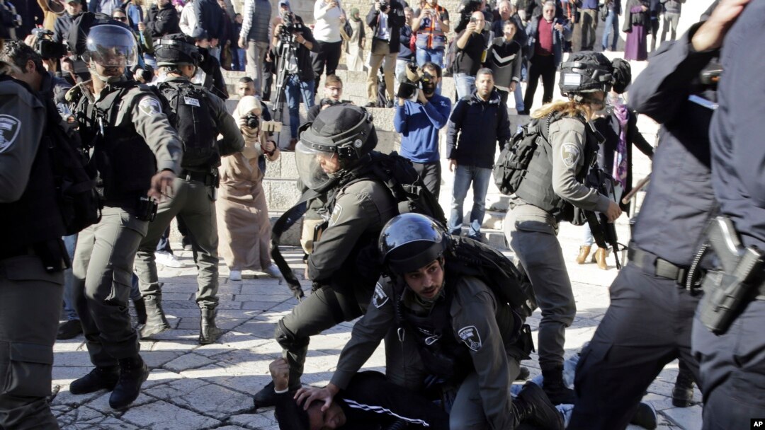 Izraelska policija hapsi Palestinca na protestima zbog odluke predsednika Trampa da prizna Jerusalim kao prestonicu Izraela. 