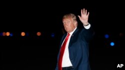 El presidente de Estados Unidos, Donald Trump, saluda al llegar en el Air Force One al aeropuerto municipal de Morristown, en Nueva Jersey, el sábado 4 de agosto de 2018, de camino a su club de golf en Bedminister, NJ,