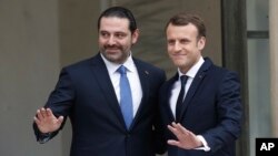 Tổng thống Pháp Emmanuel Macron (phải) cùng Thủ tướng Lebanon Saad al-Hariri trước cuộc hội đàm tại Điện Élysée ở Paris, ngày 18 tháng 11, 2017.