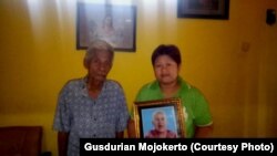 Novita bersama ayahnya, suami mendiang ibu Nunuk, warga Desa Ngares Kidul, Kecamatan Gedeg, Kota Mojokerto (Courtesy: Gusdurian Mojokerto)