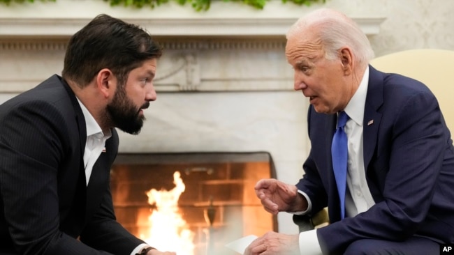 El presidente de Chile, Gabriel Boric, a la izquierda, y su homólogo estadounidense, Joe Biden, conversan durante un encuentro bilateral en la Casa Blanca, el 2 de noviembre de 2023.