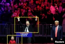 Foto que muestra a Elon Musk y su hijo en el mitin previo a la toma de posesión de Donald Trump como presidente de EEUU, en el Capital One Arena de Washington, el 19 de enero de 2025 (Foto: Reuters).