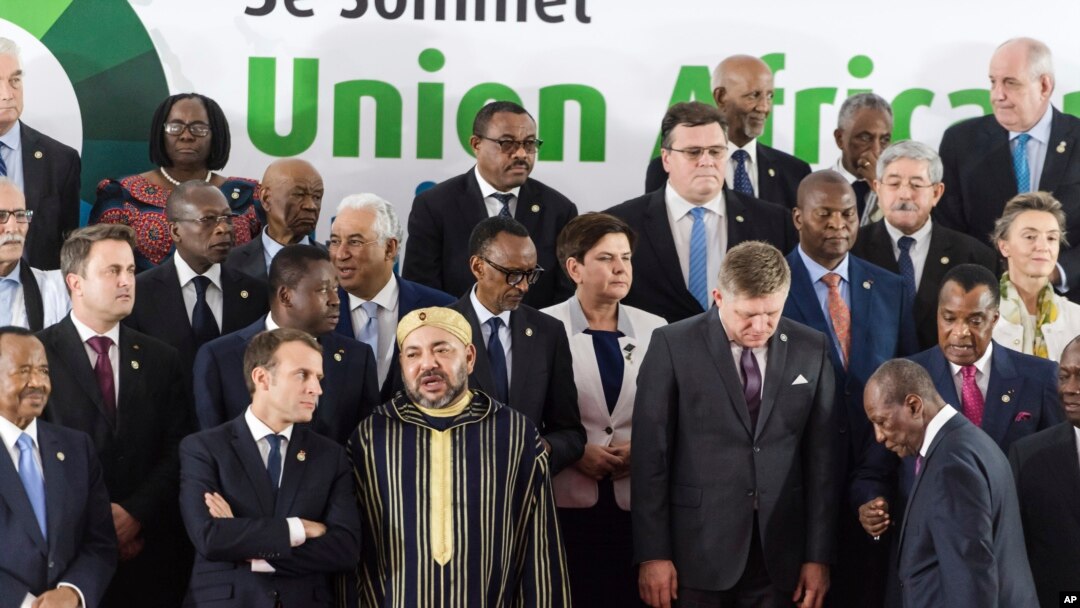 Presiden Perancis Emmanuel Macron, (tengah kiri), berbicara dengan Raja Mohammed VI dari Maroko, (kanan tengah), dalam sebuah foto kelompok KTT Uni Eropa di Abidjan, Pantai Gading, Rabu, 29 November 2017. (Foto: dok).