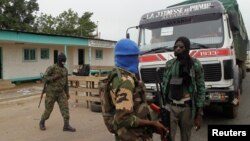 Des mutins à un point de contrôle à l’entrée de Bouaké, Côte d’Ivoire, 15 mai 2015. 