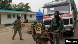 Des mutins à un point de contrôle à l’entrée de Bouaké, Côte d’Ivoire, 15 mai 2015. 