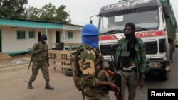 Des mutins à un point de contrôle à l’entrée de Bouaké, Côte d’Ivoire, 15 mai 2015.