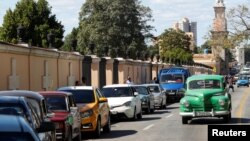 Dos medidas impopulares anunciadas por el gobierno de Cuba en los últimos días han sido pospuestas como aumentar el precio de los combustibles y ahora la subida tarifaría de los billetes del transporte público.