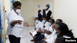 Un grupo de trabajadores de la salud se preparan en Kenya para inmunizar a pacientes con vacunas contra COVID-19 aportadas al país por la iniciativa COVAX.