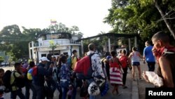 Migrantes venezolanos caminan hacia la frontera de Venezuela con Colombia en San Cristóbal, el 12 de octubre de 2020.