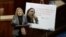Imágen de video del momento en que la congresista Ileana Ros-Lehtinen hablaba al Congreso con un cartel de María Corina Machado.