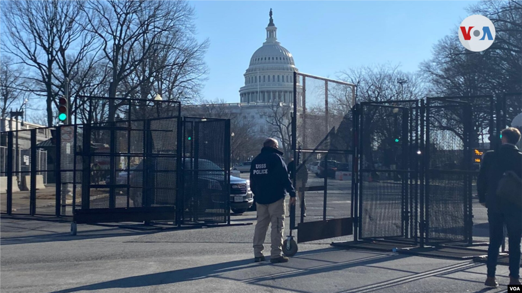 Los militares controlan una de las puertas de acceso a la zona cercada aleda&#241;a al Capitolio.14 de enero de 2021. Foto: Celia Mendoza. 