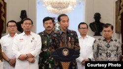 Presiden Joko Widodo didampingi Wakil Presiden Jusuf Kalla, Menkopolhukam Wiranto, Panglima TNI Hadi Tjahjanto dan Kapolri Tito Karnavian menyampaikan keterangan pers di Jakarta, Rabu sore (22/5). Courtesy : Setpres RI 