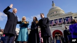 جو بایدن در مقابل کنگره ایالات متحده و حضور مهمانان، توسط رئیس دیوان عالی ایالات متحده سوگند یاد کرد