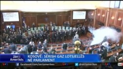 Kosove, gaz lotsjeles ne Parlament