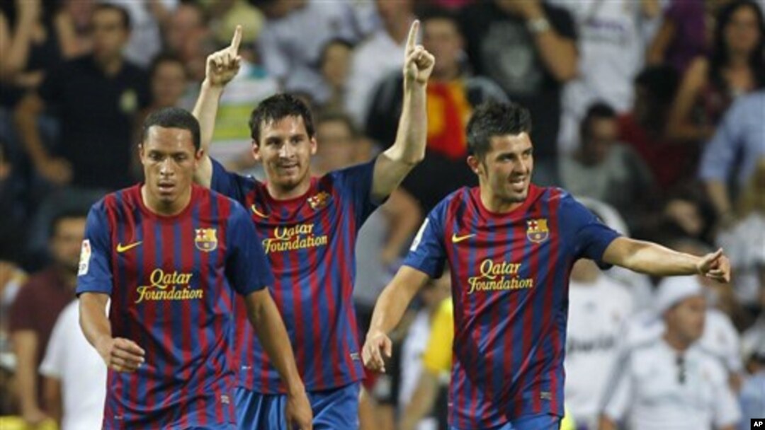 Adriano Correia (kiri) bersama Lionel Messi dan David Villa saat bertanding melawan Real Madrid (foto: dok). Adriano mengalami cedera kaki dan absen dalam pertandingan Barca melawan Cordoba. 