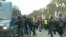 France: la police et les Gilets jaunes s'affrontent