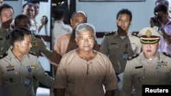 陆军准将马纳斯·空帕恩有军官陪同到达泰国曼谷的刑事法庭(2015年11月10日)