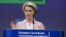Bà Von der Leyen, người đứng đầu Ủy ban châu Âu họp báo vế kế hoạch ngăn chặn biến thể COVID-19. 