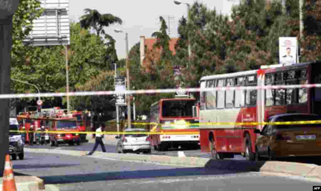 Police forensic officers inspect a blast scene in Istanbul May 26, 2011. A bicycle bomb wounded seven people including a police officer in Istanbul on Thursday, Istanbul's police chief Huseyin Capkin told reporters. He said none of the wounded were in cri