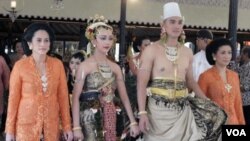 Pengantin puteri GKR Bendoro dan pengantin pria KPH Yudonegoro dengan Paes Ageng gaya Yogyakarta (18/10).