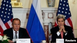 Menlu AS John Kerry (kanan) mendengarkan Menlu Rusia Sergey Lavrov dalam konferensi pers di Gedung Deplu AS di Washington DC (9/8).