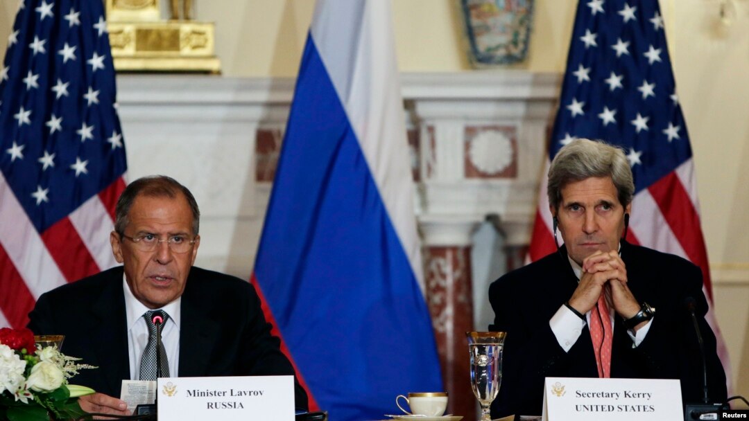 Menlu AS John Kerry (kanan) mendengarkan Menlu Rusia Sergey Lavrov dalam konferensi pers di Gedung Deplu AS di Washington DC (9/8).
