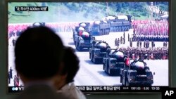 Des images télévisées à la gare de Séoul en Corée du Sud signalant un tir de missiles de la Corée du Nord le 22 juin 2016.