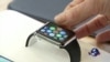中国山寨版智能手表比拼苹果表