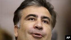 ປະທານາທິບໍດີ Georgia ທ່ານ Mikhail Saakashvili ລົມກັບພວກນັກຂ່າວ ຢູ່ບ່ອນປ່ອນບັດແຫ່ງນຶ່ງ ໃນນະຄອນຫລວງ Tbilisi, ວັນທີ 1 ຕຸລາ 2012,