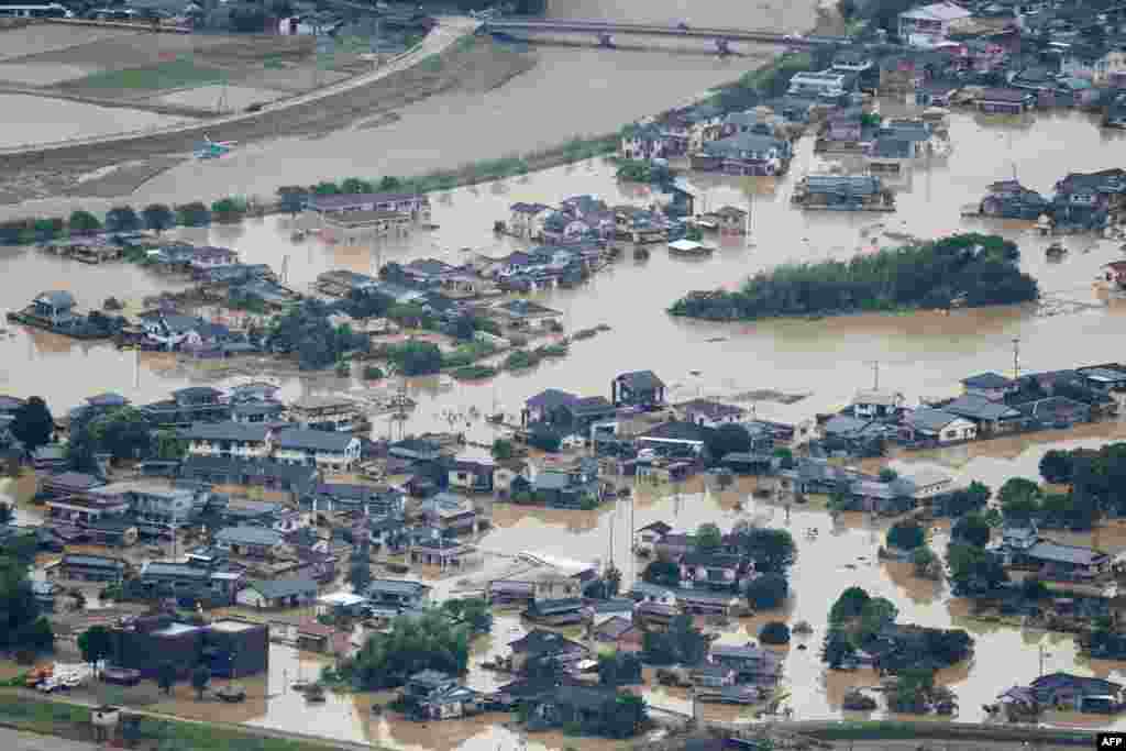 مغربی جاپان میں اس بار ریکارڈ بارش ہوئی ہے جس سے سیلابی صورتِ حال کا سامنا ہے۔ جب کہ بڑے پیمانے پر مٹی کے تودے گرنے کی بھی اطلاعات ہیں۔