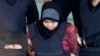 Siti Aisyah dikawal polisi saat meninggalkan persidangan di Pengadilan Tinggi Shah Alam di Shah Alam, Malaysia, 22 Maret 2018. Siti Aisyah dan Doan Thi Huong dari Vietnam dituduh membunuh Kim Jong Nam pada 13 Februari 2017. Kim Jong Nam adalah saudara tiri pemimpin Korea Utara Kim Jong Un.