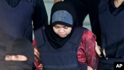 Siti Aisyah dikawal polisi saat meninggalkan persidangan di Pengadilan Tinggi Shah Alam di Shah Alam, Malaysia, 22 Maret 2018. Siti Aisyah dan Doan Thi Huong dari Vietnam dituduh membunuh Kim Jong Nam pada 13 Februari 2017. Kim Jong Nam adalah saudara tiri pemimpin Korea Utara Kim Jong Un.