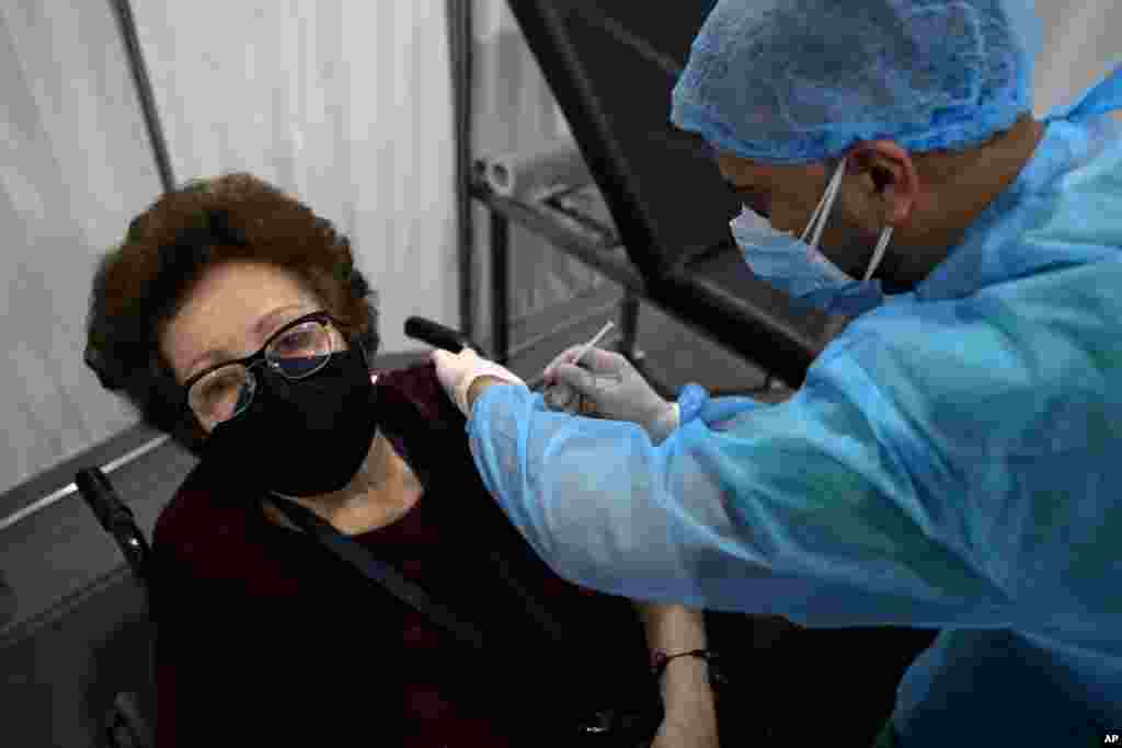 یک شهروند لبنانی در حال دریافت واکسن کرونای ساخت فایزر در مرکز پزشکی دانشگاه سنت جورج در بیروت، لبنان