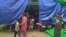 ফাইল ছবি - মিয়ানমারের উত্তর-পশ্চিমাঞ্চলে জান্তা বাহিনী এবং জান্তা বিরোধী যোদ্ধাদের মধ্যে লড়াইয়ে বাস্তুচ্যুত লোকদেরকে মিয়ানমারের ছিন রাজ্যের একটি শিবিরে দেখা যাচ্ছে।৩১ মে ২০২১। (ছবি-রয়টার্স)