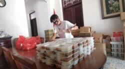 Relawan menyiapkan paket makanan siap santap untuk warga Surabaya yang menjalani Isoman (courtesy: Gusdurian Surabaya).