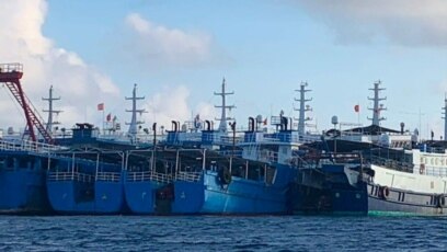 Tàu Trung quốc, được tin là do dân quân biển TQ điều khiển, tại Đá Ba Đầu, Biển Đông, ngày 27/3/2021.Ảnh do Lực lượng Tuần duyên Philippines cung cấp. Philippine Coast Guard/National Task Force-West Philippine Sea/Handout via REUTERS