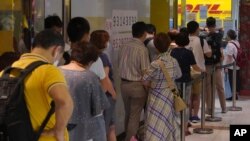 2020年6月1日人们在香港敦豪快递商店外排队向英国发送文件以申请或续签BNO护照