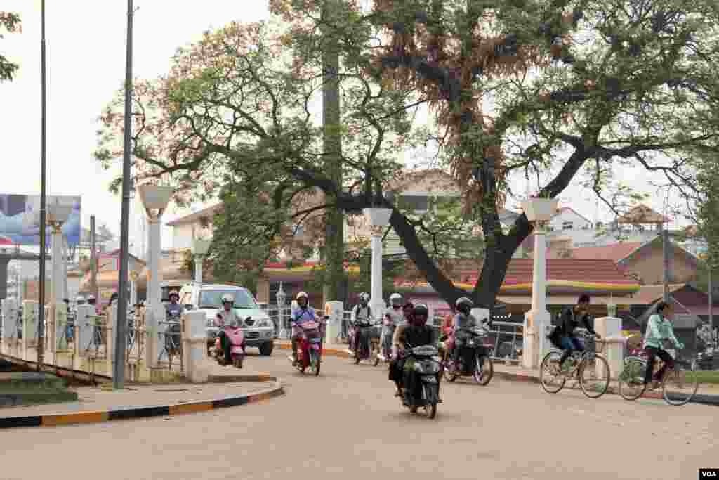 សៀមរាប​​មាន​សភាព​ធម្មតា​​នៅ​ព្រឹក​ថ្ងៃ​សុក្រ ទី​២០ ខែ​មីនា ឆ្នាំ​២០១៥​នេះ ថ្វី​បើ​នៅ​ត្រឹម​ប្រមាណ​១២​ម៉ោង​ប៉ុណ្ណោះ​មុន​ការ​អញ្ជើញ​មក​ដល់​នៃ​លោកស្រី Michelle Obama ដែល​លោក​ស្រី​នឹង​ក្លាយ​ជា​ភរិយា​នៃ​ប្រធានាធិបតី​សហរដ្ឋ​អាមេរិក​កំពុង​កាន់​តំណែង​ដំបូង​ដែល​មក​ទស្សនកិច្ច​ប្រទេស​កម្ពុជា។ (នៅ ពៅលក្ខិណា/VOA)